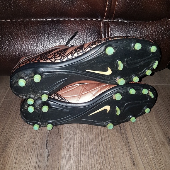 Nike outdoor soccer cleats - Picture 3 of 3